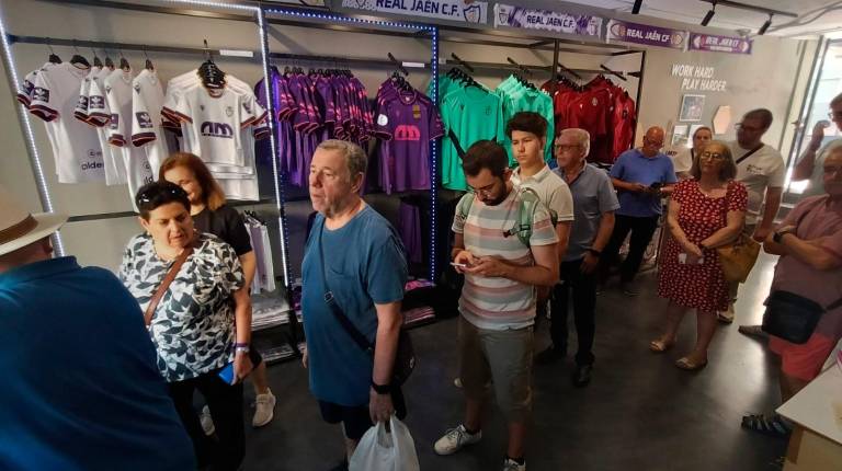 <i>Los aficionados esperan su turno en la tienda del Real Jaén. / Francisco Gaitán / Diario JAÉN.</i>