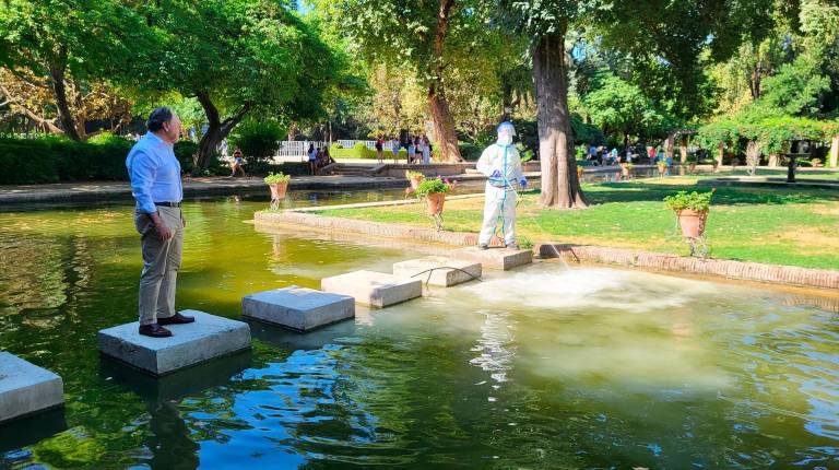<i>Labores de fumigación contra mosquitos del virus del nilo. / Ayuntamiento de Sevilla. </i>