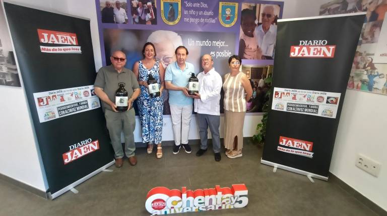 <i>Domingo Bonillo, Ana María Gómez, Matías López, Julio Millán y Paqui Fuentes sostienen varias garrafas de aceite de la empresa Aires de Jaén, en la entrada de la sede de Edad Dorada Mensajeros de la Paz Andalucía en Jaén. / F. Gaitán / Diario JAÉN.</i>