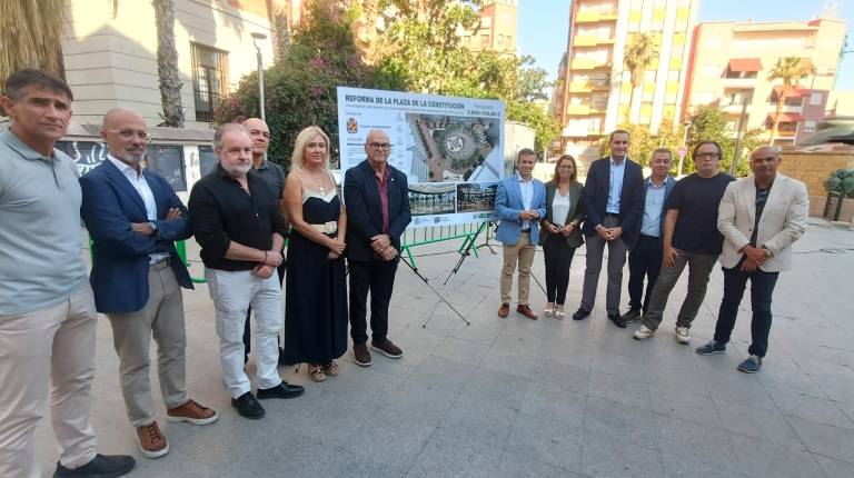 <i>Autoridades y arquitectos implicados en la obra, junto a un panel informativo. / F. Gaitán / Diario JAÉN.</i>