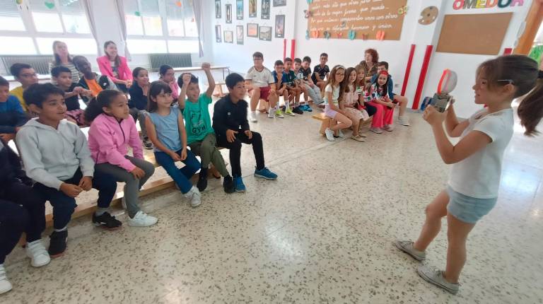 <i>Inma hace una foto a sus compañeros durante la presentación del Concurso de Redacción Prensa-Escuela. / F. Gaitán / Diario JAÉN.</i>