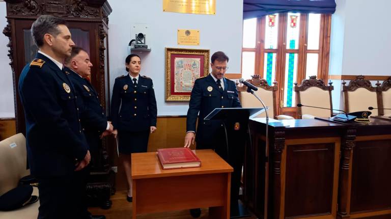 <i>Gustavo Vega jura el cargo. / F. Gaitán / Diario JAÉN.</i>