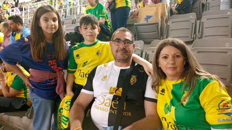 Una marea amarilla que celebra a lo grande el triunfo del Jaén Paraíso Interior