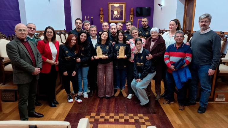 El Ayuntamiento reconoce los éxitos de los equipos de baloncesto de Aprompsi