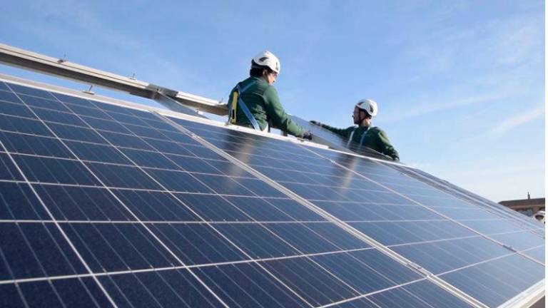 Herido grave un trabajador al sufrir una caída cuando instalaba unas placas solares en Martos