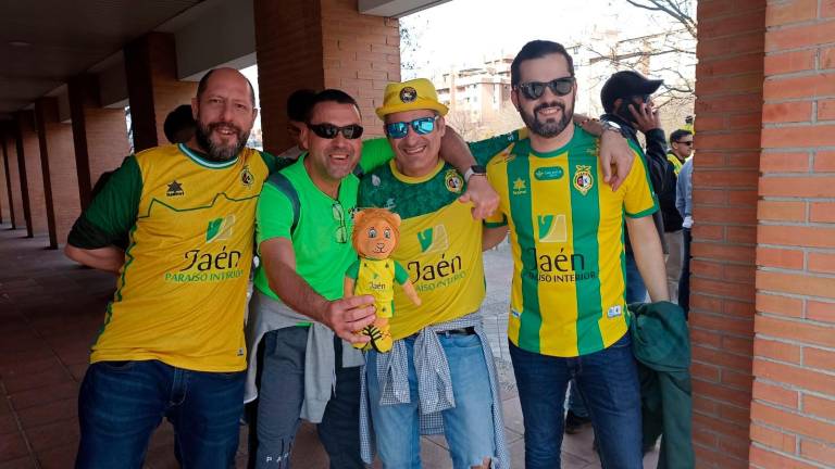 Una marea amarilla que celebra a lo grande el triunfo del Jaén Paraíso Interior