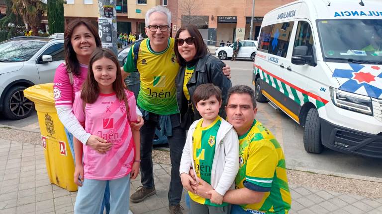 La marea amarilla toma las calles para recibir al Jaén Paraíso Interior