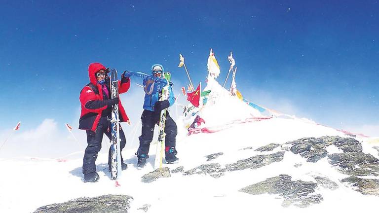 La expedición Mujer con Esquís corona la cima del Muztagh Ata