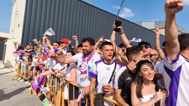 Los aficionados del Real Jaén se concentran en La Victoria para recibir al equipo blanco el día del ascenso. / Nicolás Collado / Diario JAÉN. 