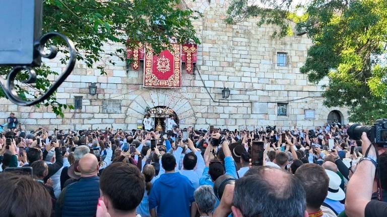 La Virgen de la Cabeza se reencuentra con su pueblo en una espectacular salida del Santuario