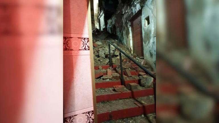 Desalojan a seis personas en la calle Positillo por el derrumbe parcial de una vivienda