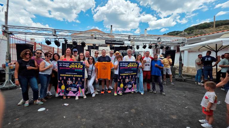 Un grupo de segureños en las fiestas de La Matea, con el cartel del concierto de Apache, entre ellos los promotores del evento, Rocío Lara, Juan Francisco Molina y Juan Espejo.