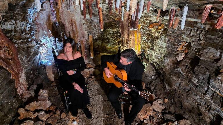 Leonor López y el guitarrista Juanjo “El Calao”, interpretando una taranta dentro de la antigua galería La Paloma de la mina El Sinapismo, en el Parque La Aquisgrana de La Carolina.