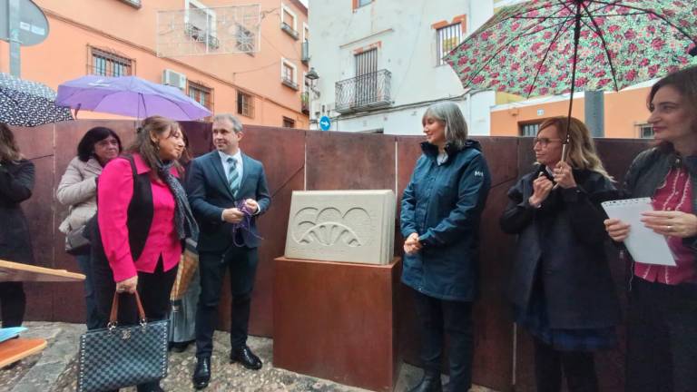 El Ayuntamiento coloca un hito en la plaza Santa Luisa de Marillac en homenaje al pueblo gitano