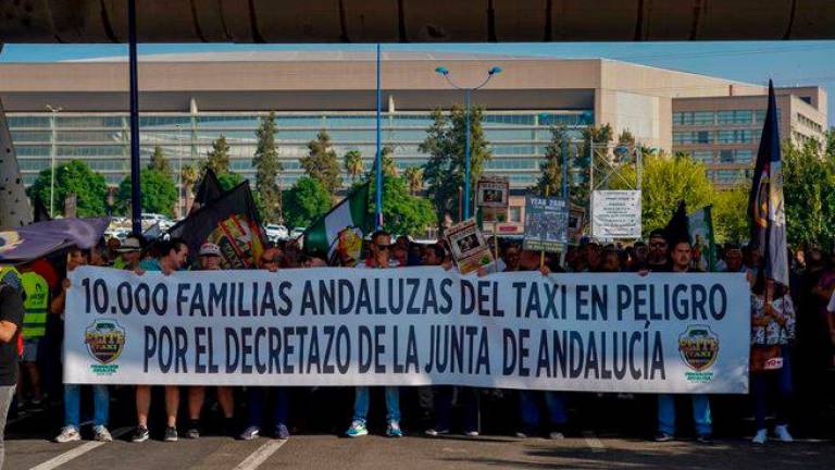 El taxi andaluz anuncia paro este fin de semana en protesta a la regulación de la Junta a los VTC