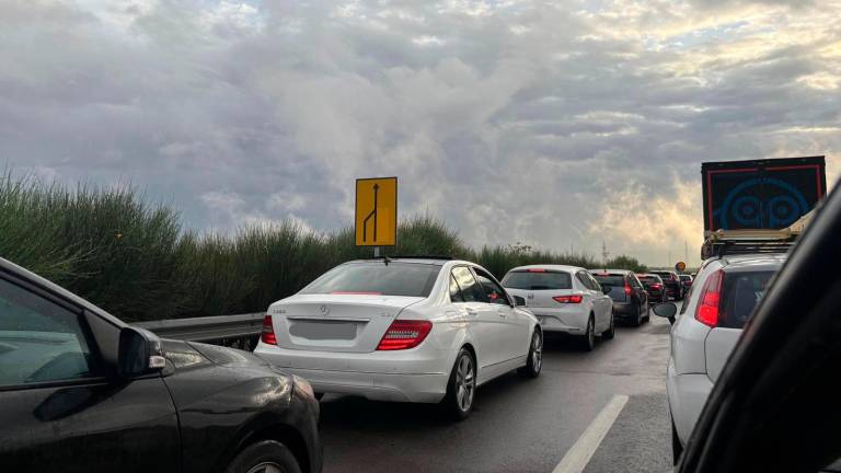 Fuerte retención en la A-316 por una colisión y obras en un carril