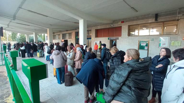 Pasajeros afectados por los retrasos en el tren Jaén-Madrid, a la espera de ser reubicados en otra unidad móvil, pasada la hora de salida. / Miguel Sánchez Bustos.