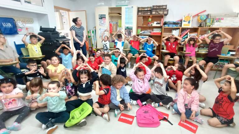 <i>Todos los alumnos de la extensión de Torres de Albanchez del CPR El Collao alzan los brazos y hacen con sus manos el gesto del corazón durante la sesión de Prensa Escuela. / F. Gaitán / Diario JAÉN.</i>