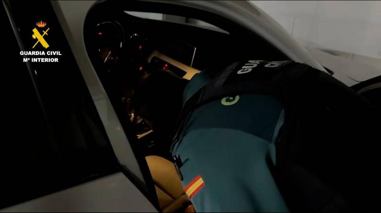 <i>Un agente de la Guardia Civil en un vehículo. / Guardia Civil.</i>