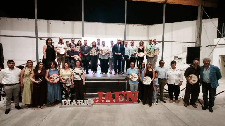 <i>Foto de familia de todos los premiados y autoridades al término de la entrega de Premios Reino de Jaén “La Loma - Las Villas” en el Auditorio Municipal de Ibros. / Agustín Muñoz / Diario JAÉN</i>