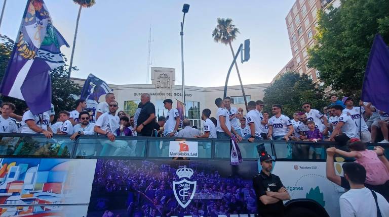 El Real Jaén convierte la Plaza de Santa María en una marea blanca