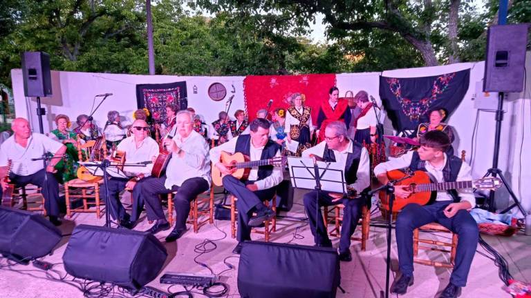 El Coro y Rondalla de Frailes hacen un entrañable viaje al pasado con “Pascuas de antaño”