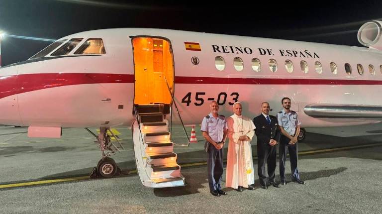 <i>El Papa León XIV, delante del avión Falcon que lo trasladó de España a Roma. / Ejército del Aire y del Espacio. </i>