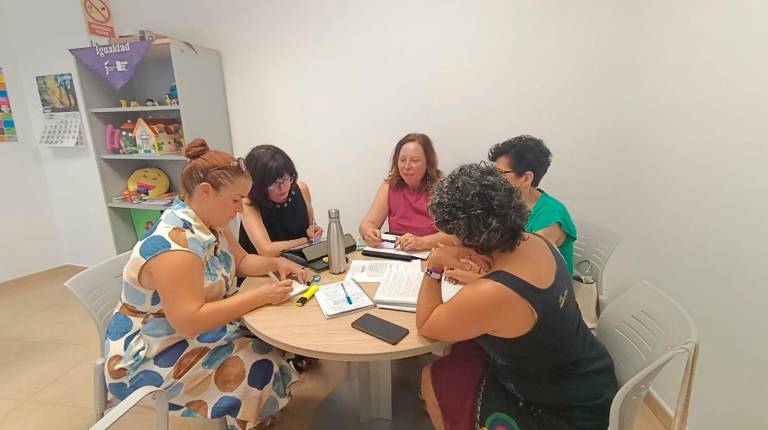 <i>Durante la reunión de planificación del próximo curso. / Ayuntamiento de Torredelcampo. </i>