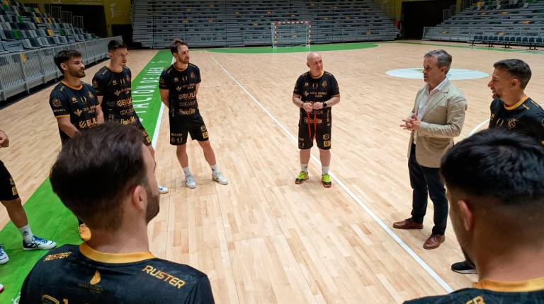 <i>Julio Millán comparte la noticia con Dani Rodríguez y el equipo. / Ayuntamiento de Jaén.</i>