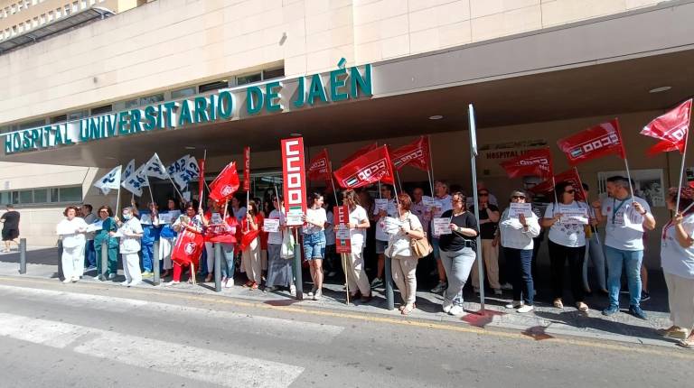 <i>Un instante de la concentración en la entrada principal al Hospital Universitario de Jaén. / F. Gaitán / Diario JAÉN.</i>