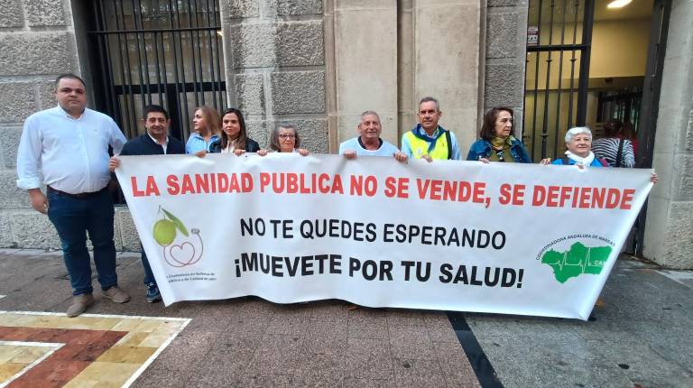 <i>Miembros de la Plataforma de Mareas Blancas en Jaén, con los parlamentarios autonómicos del PSOE Víctor Torres, Paco Reyes y Ángeles Díaz. / F. Gaitán / Diario JAÉN.</i>