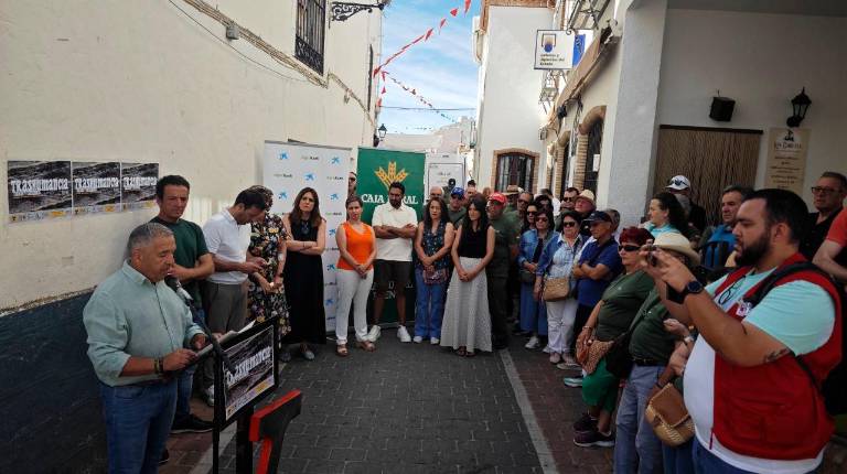 <i>José Barcos, presidente de la Unión de Empresarios de Santiago-Pontones, cierra el acto de inauguración de la VIII Feria de la Trashumancia, Turismo y Costumbres de Santiago de la Espada rodeado por autoridades, vecinos y visitantes. / Diario JAÉN.</i>