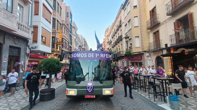 El Real Jaén convierte la Plaza de Santa María en una marea blanca