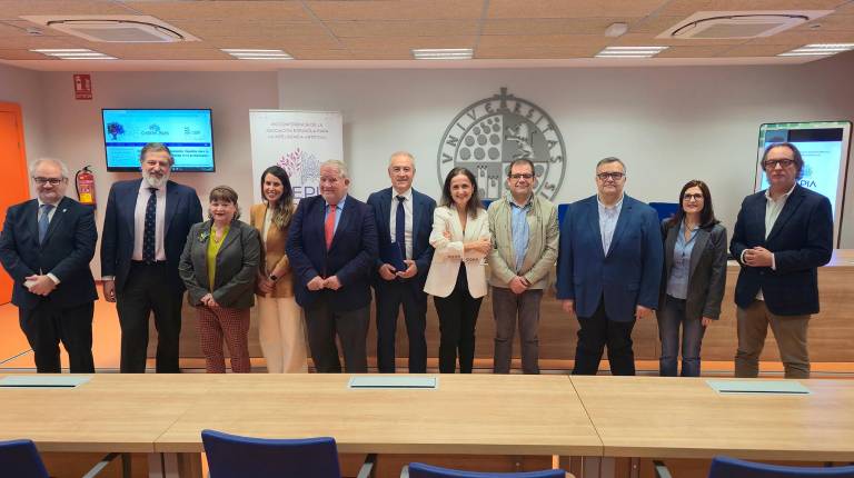 <i>Foto de familia de autoridades, tras la presentación de la XXI Conferencia de la Asociación Española para la IA. / UJA.</i>