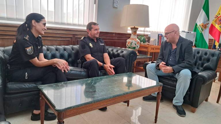 <i>Recibimiento al nuevo comisario jefe de la Comisaría Local de la Policía Nacional en Linares. / Subdelegación del Gobierno de Jaén. </i>