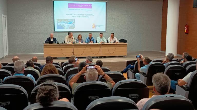 <i>Sesión informativa previa a la asamblea que celebrarán los taxistas de la ciudad. / Ayuntamiento de Jaén.</i>