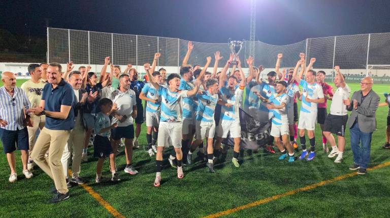 <i>El Campillo celebra el título junto a Juan Latorre, Javier Mañas y Manuel Fernández.</i>