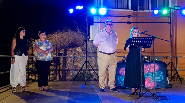 <i>La concejala María del Carmen Angulo sobre el escenario durante su discurso inaugural. / Ayuntamiento de Jaén</i>