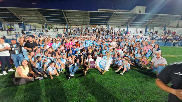 <i>Los jugadores del Campillo celebran con los aficionados el título conseguido en Arjonilla.</i>