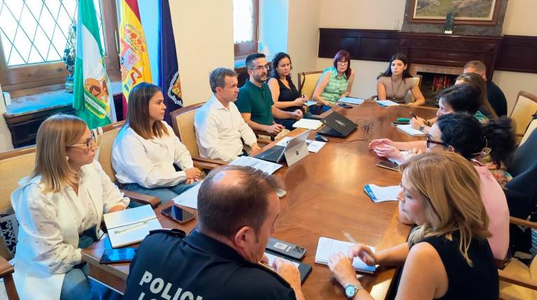 <i>Reunión para ultimar el dispositivo de atención a las personas temporeras. / Ayuntamiento de Jaén. </i>