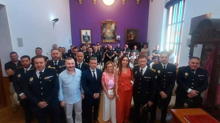 <i>Foto de familia de representantes del Equipo de Gobierno del Ayuntamiento con la Jefatura de la Policía Local de Jaén. / F. Gaitán / Diario JAÉN.</i>