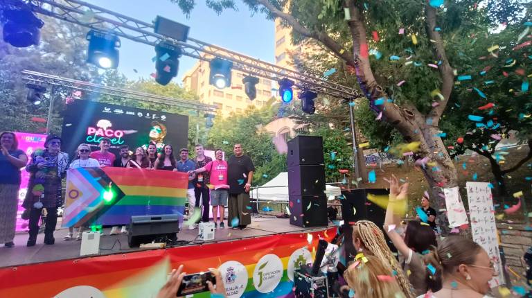 <i>Final del pregón de Paco Clavel, junto a autoridades y miembros de Somos Colores en el escenario. / Imágenes de F. Gaitán / Diario JAÉN. </i>