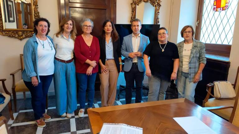 <i>El alcalde de Jaén, Julio Millán, junto a las concejalas Carmen Elvira y Eva Funes, posa junto a una representación de la junta directiva de la Asociación Jiennense del Cáncer de Mama (Ajicam) tras la reunión mantenida en el Ayuntamiento. / Ayuntamiento de Jaén. </i>