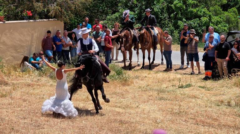 <i>Miguel Ángel Plaza Oliver, sobre Imperioso, un majestuoso caballo negro; la bailaora Leticia Coronado, y los jinetes Fermín y Juan López Ortega al fondo, junto al público del espectáculo. / Diario JAÉN.</i>