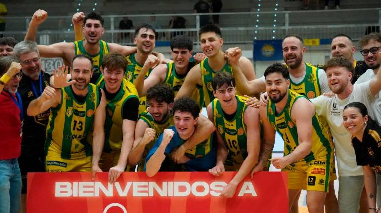 <i>Los jugadores y cuerpo técnico del Jaén Paraíso Interior FS celebran su ascenso a Segunda FEB. / Jaén FS</i>