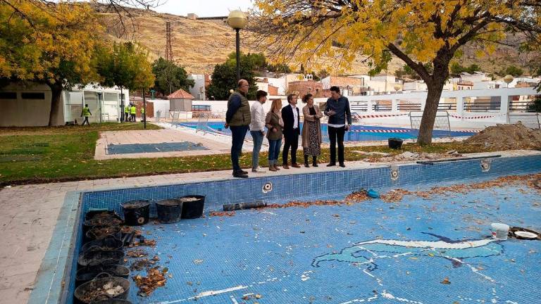 El Ayuntamiento inicia la remodelación de la piscina de El Tomillo
