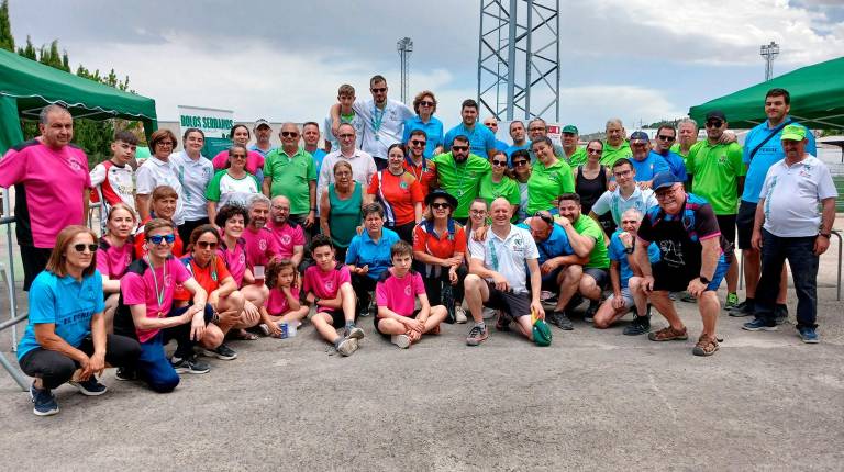 <i>Foto de familia con ganadores y participantes. / Federación Andaluza de Bolos. </i>