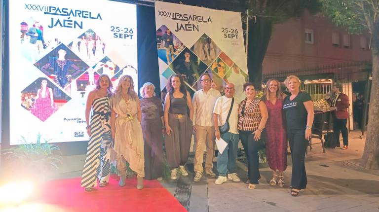 <i>Foto de familia de los implicados en Pasarela 37. / Ayuntamiento de Jaén.</i>