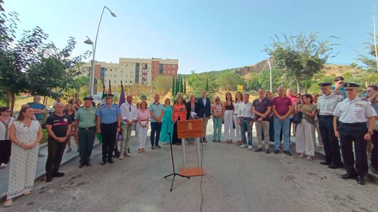 <i>Durante la Inauguración de la placa Travesía Miguel Quiles. / Ayuntamiento de Jaén. </i>