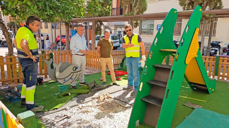 <i>Durante la visita a parques infantiles. / Ayuntamiento de Jaén. </i>